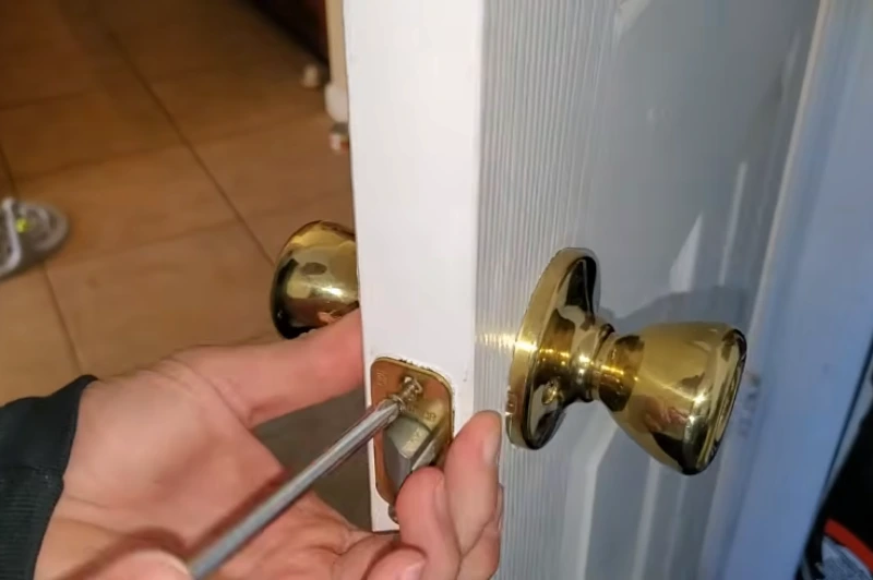 Emergency locksmith Farmington NM - locksmith working on door lock